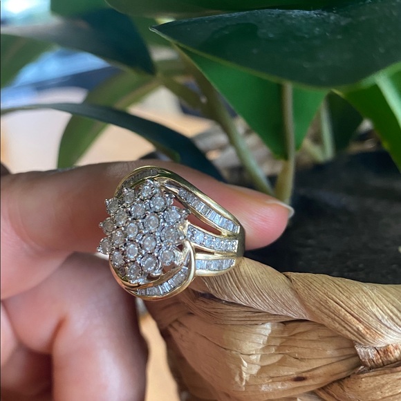 💍 Flower Shaped 1cttwDiamond Cluster Ring with Channel Set Baguette Accents in10 - Picture 1 of 16
